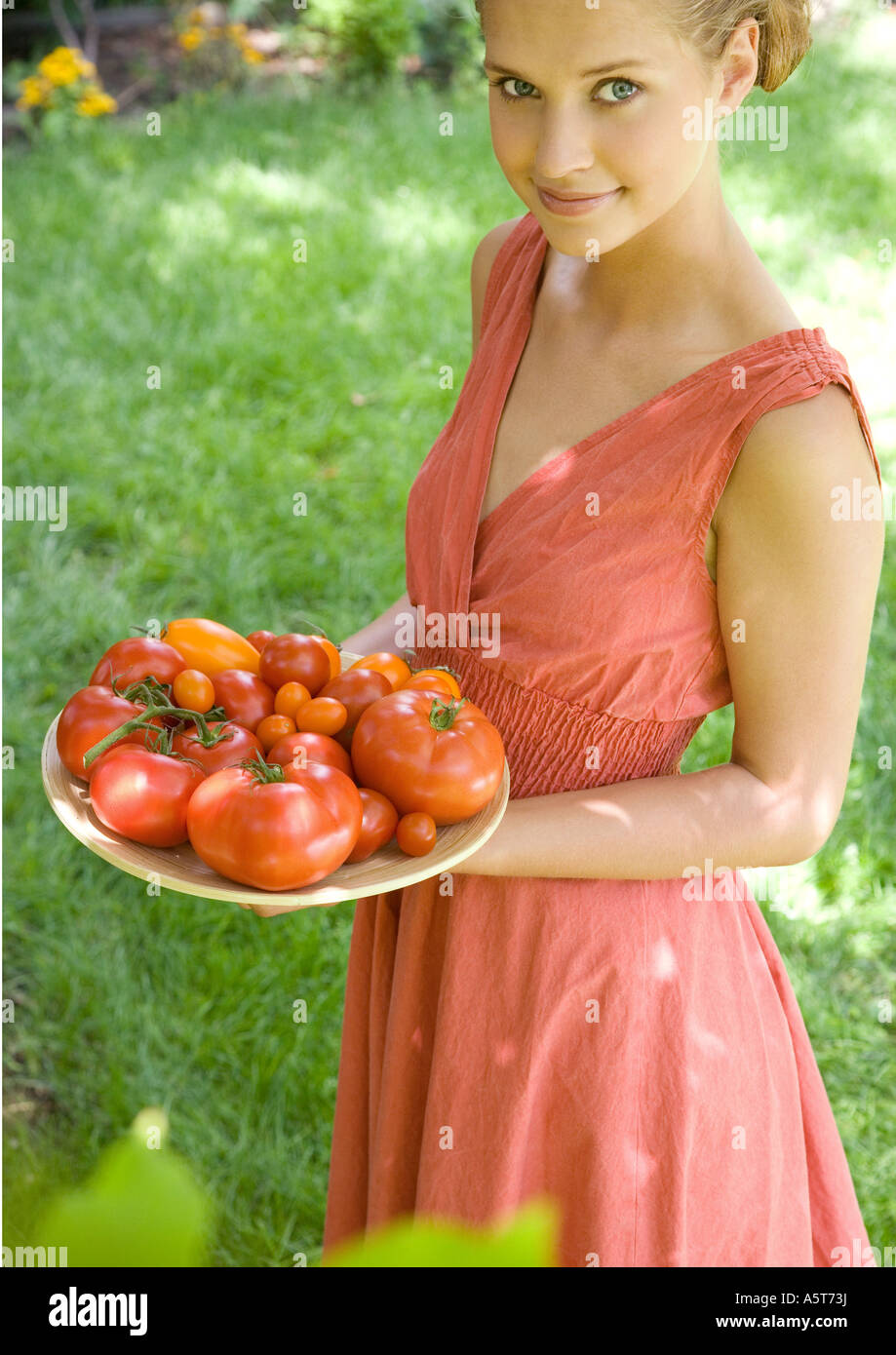Frau Holding Schüssel voller Tomaten Stockfoto