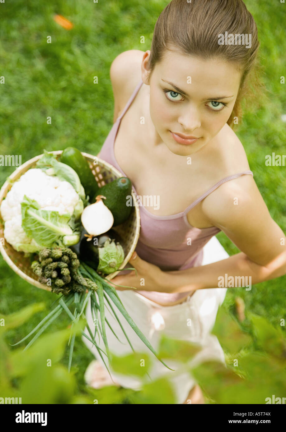 Frau hält Korb mit frischem Gemüse, erhöhte Ansicht Stockfoto