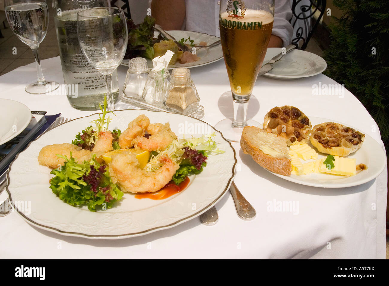 Tschechisches Essen mit Essbereich im freien Restaurant Prag Tschechische Republik Europa lager Stockfoto