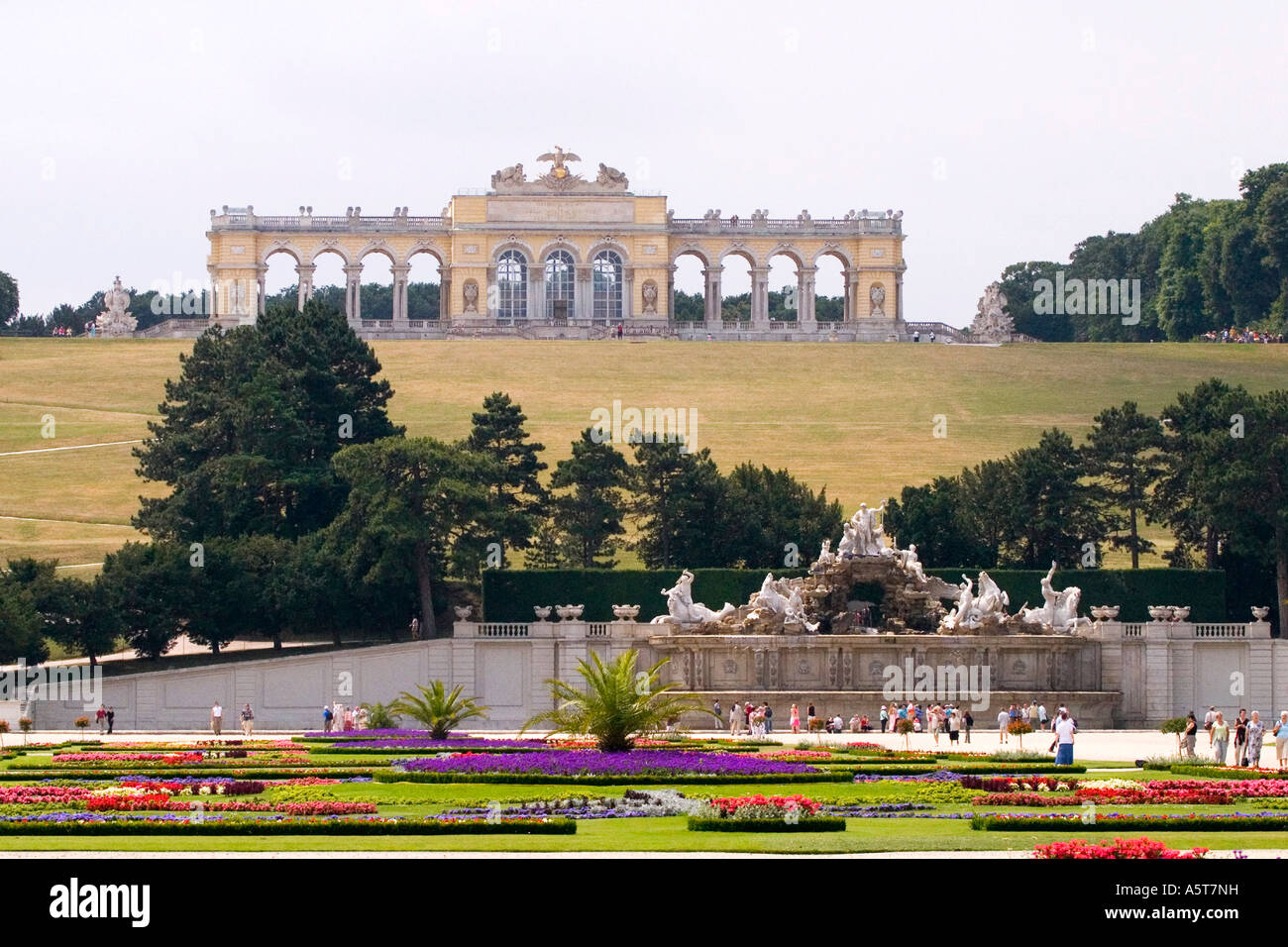 Schloss Schönbrunn Wien Ziergärten mit Neptun-Brunnen und der Gloriette Denkmal Wien Österreich Europa EU Stockfoto