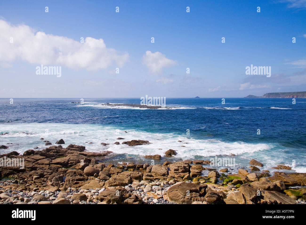 Sennen Cove an einem sonnigen Sommertag mit blauem Himmel und weißen Wolken bei Sonnenschein in der Nähe von Lands End West Penwith Cornwall England UK GB Stockfoto