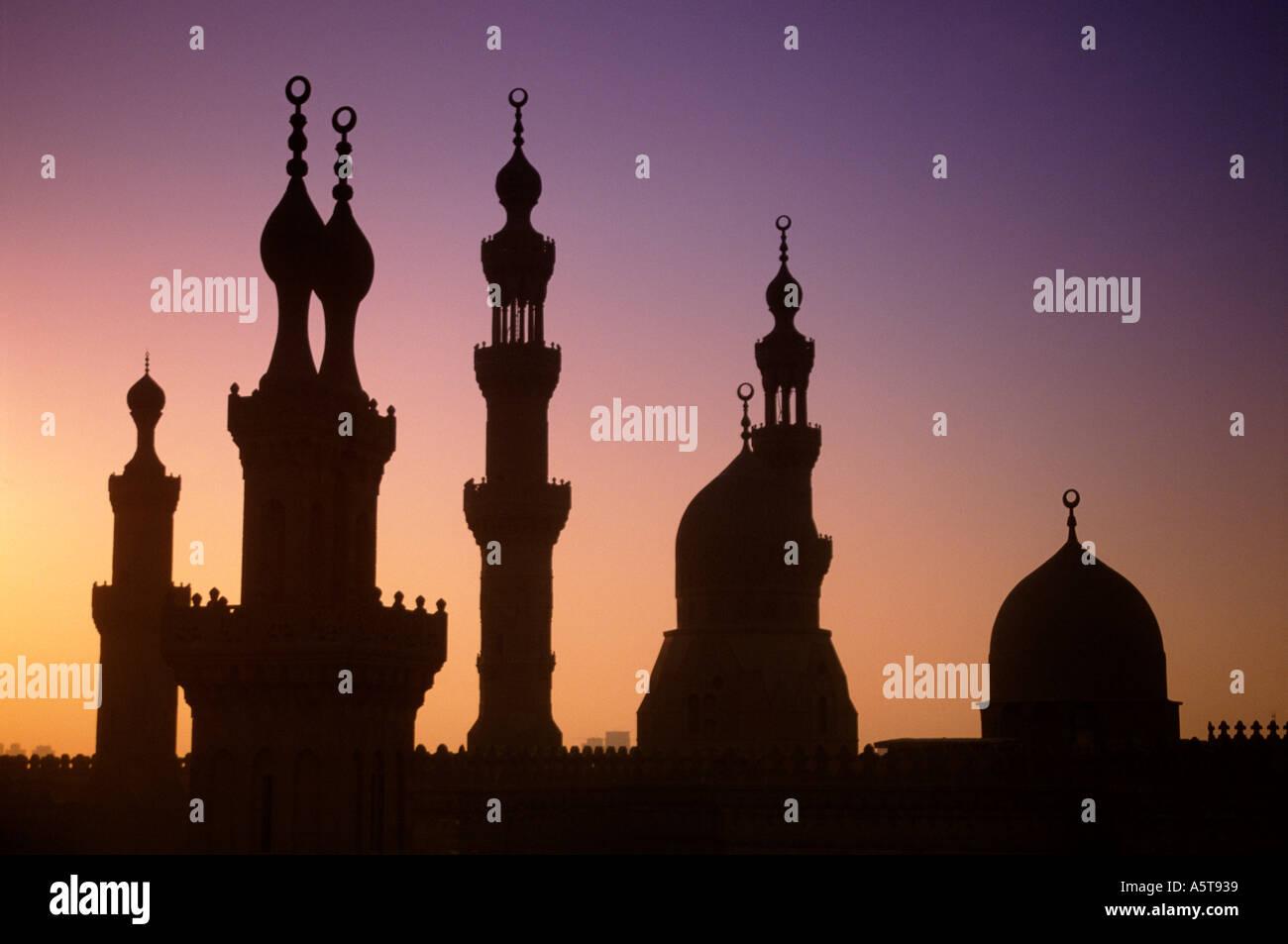 Ein Blick von der Dachterrasse des Minarette Silhouette gegen den Abendhimmel in Kairo Ägypten. Stockfoto