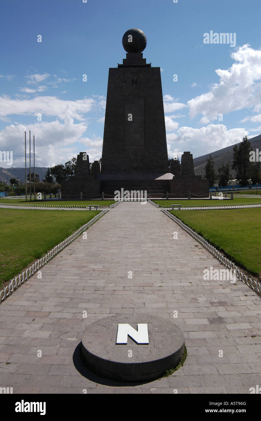 Denkmal Mitad del Mundo (Mitte der Welt) auf dem Äquator in der Nähe von Quito, Ecuador Stockfoto Denkmal Mitad del Mundo (Mitte der Welt) auf dem Äquator in der Nähe von Quito, Ecuador Stockfoto