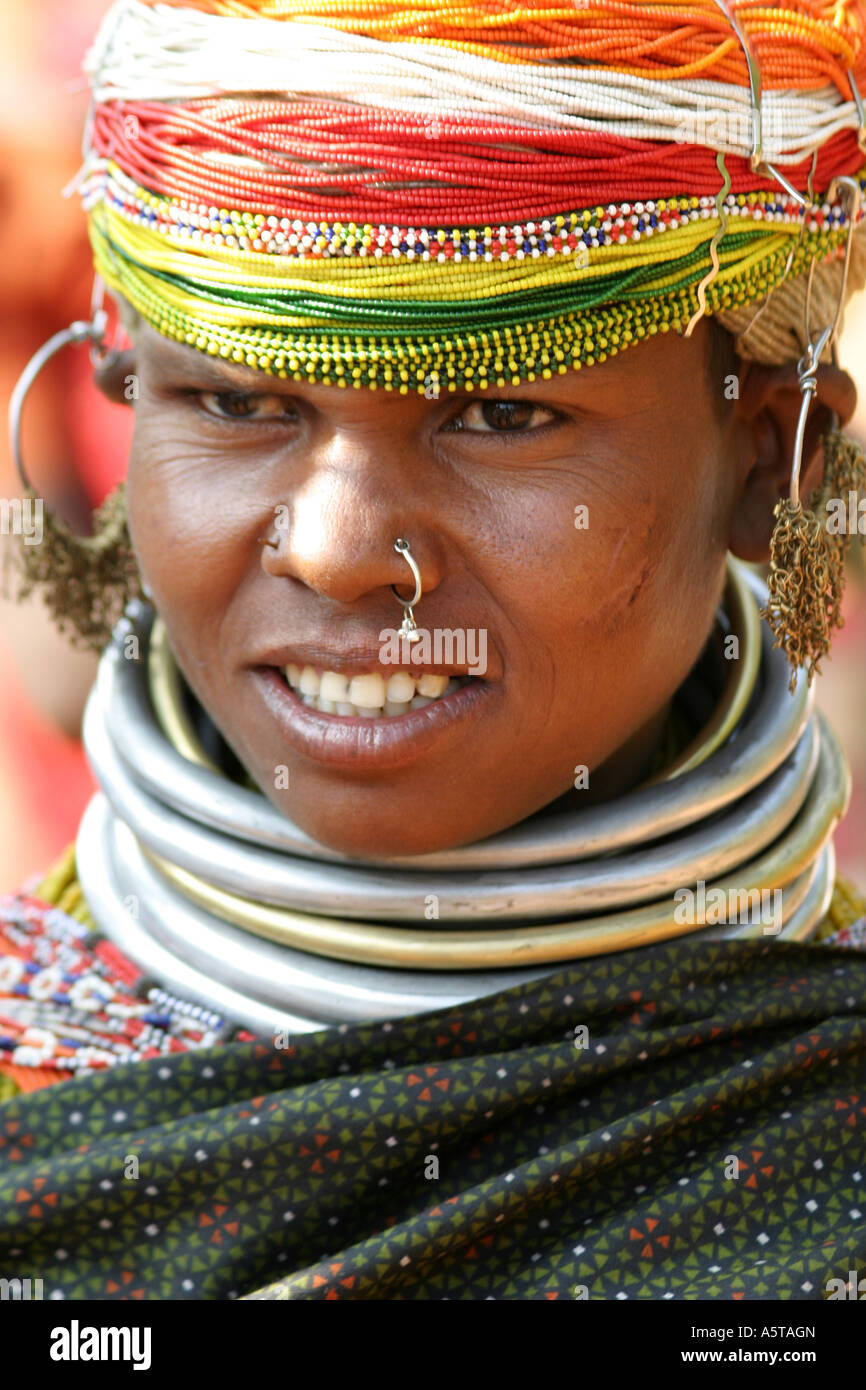 Young-Bonda tribal Mädchen tragen traditionelle Heavy Metal Neklets um ihren Hals und Multi farbige Perlen auf dem Kopf. Orissa, Indien Stockfoto