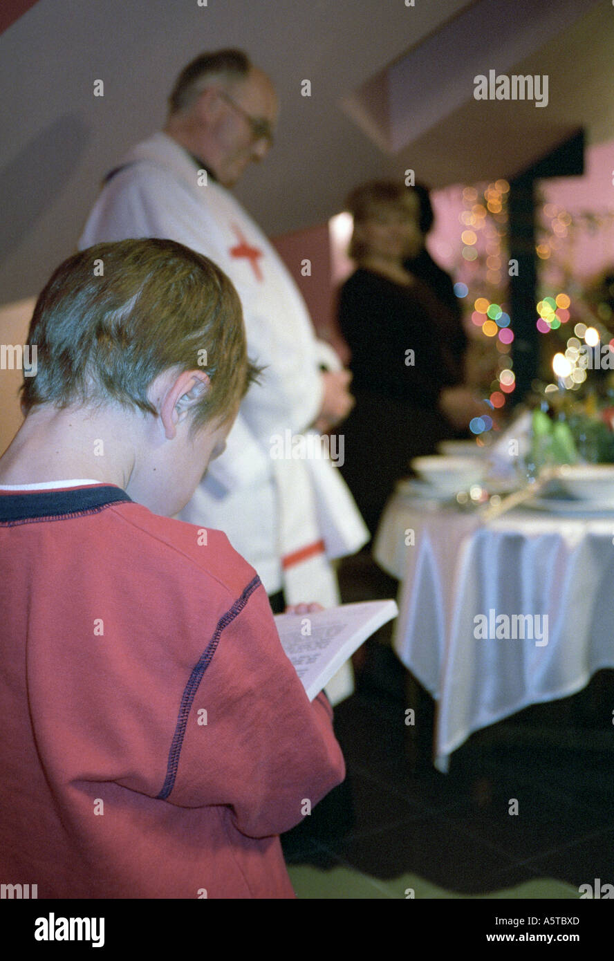 Polen, Heiligabend, junge, die Wahrheit des Evangeliums zu lesen Stockfoto