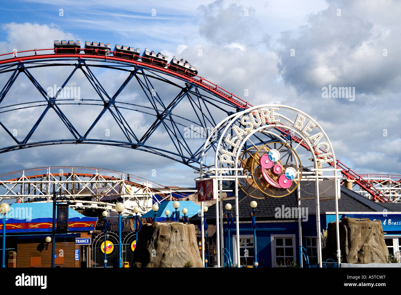 Die big Dipper-Fahrt in den Genuss beach Amusement Park, Blackpool, Lancashire, England Stockfoto
