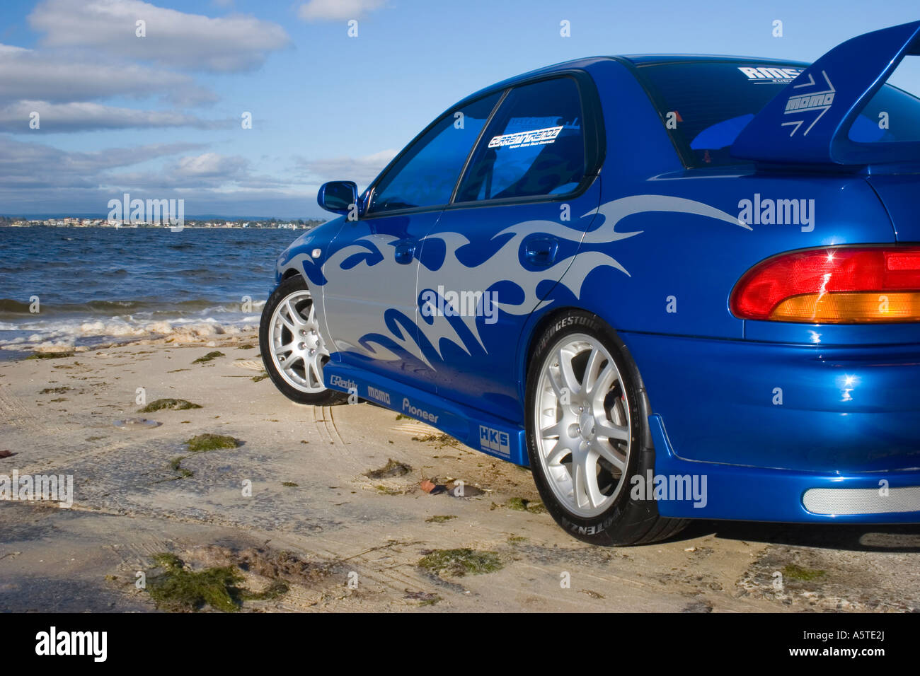 Seite von einem modifizierten Subaru WRX japanischen Sportwagen mit Grafiken im Stil modern und trendy Rennen Stockfoto