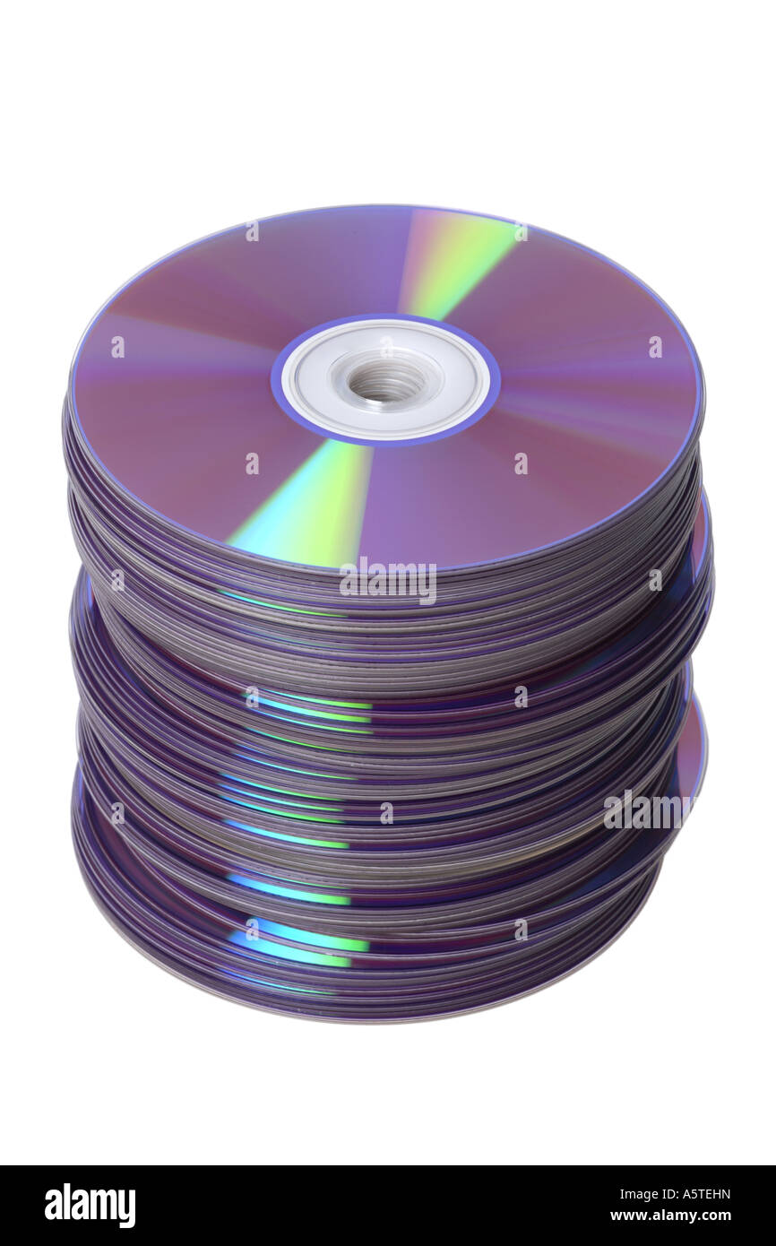 Stapel von DVDs auf weißem Hintergrund ausschneiden Stockfoto