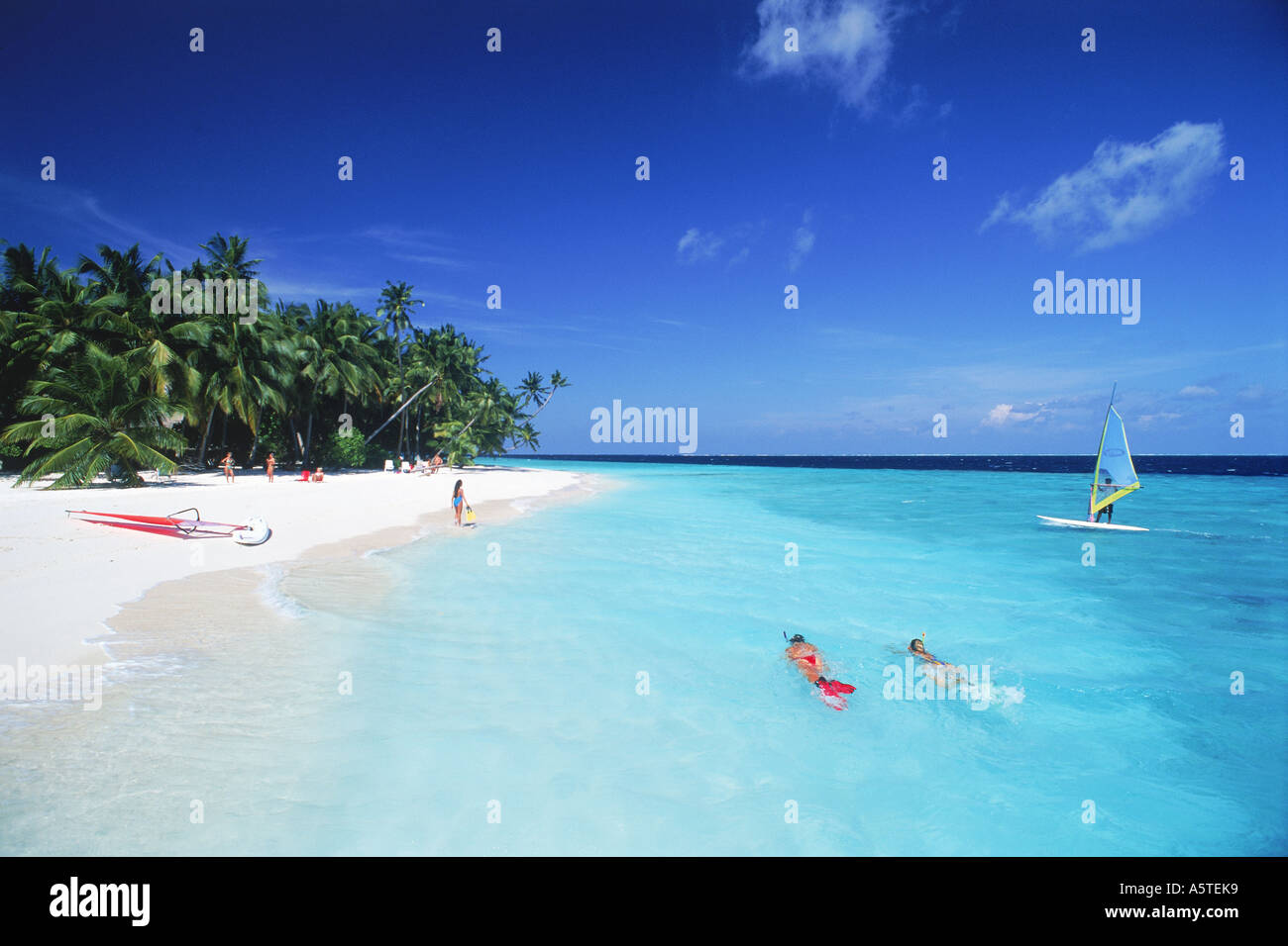 Paar Mit Wind Segler Von Fihalhohi Insel Im Sud Male Atoll In Den Malediven Schnorcheln Stockfotografie Alamy