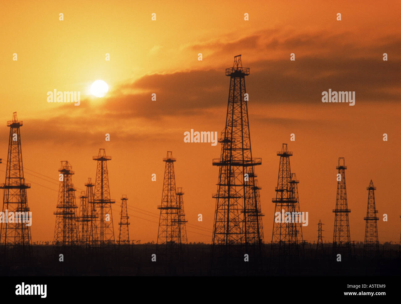 Öl-Bohrtürme Silhouette gegen Sonnenuntergang Himmel Stockfoto