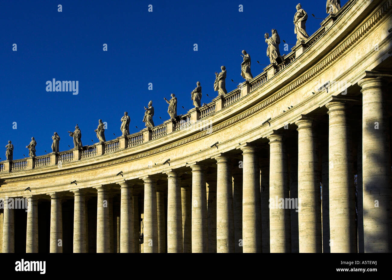 Statuen und Kolonnaden in Sankt Petersplatz, Rom. Piazza San Pietro. Stockfoto