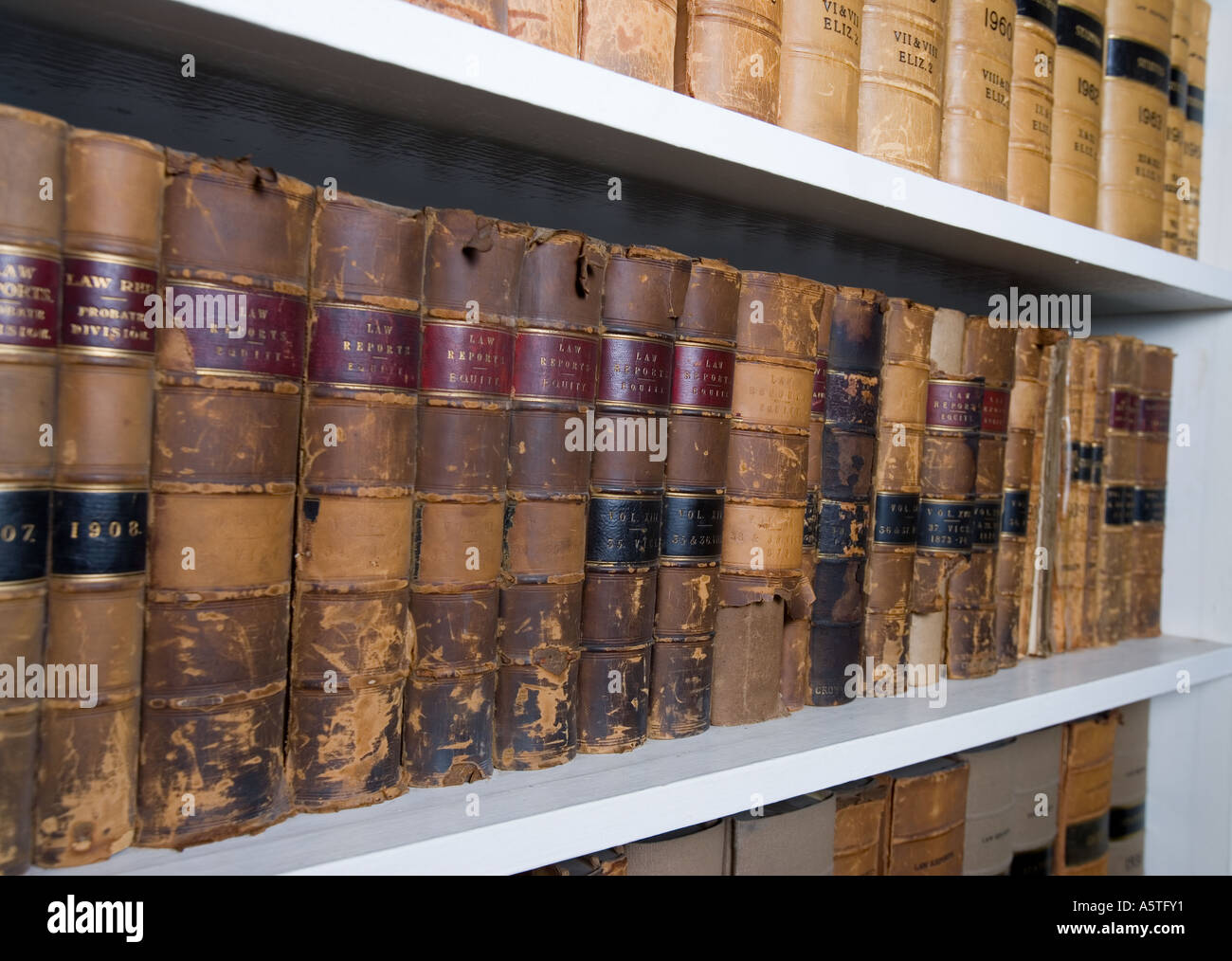 Juristische Bücher und Law Reports auf einem Regal in Rechtsanwälte Kammern in London Stockfoto