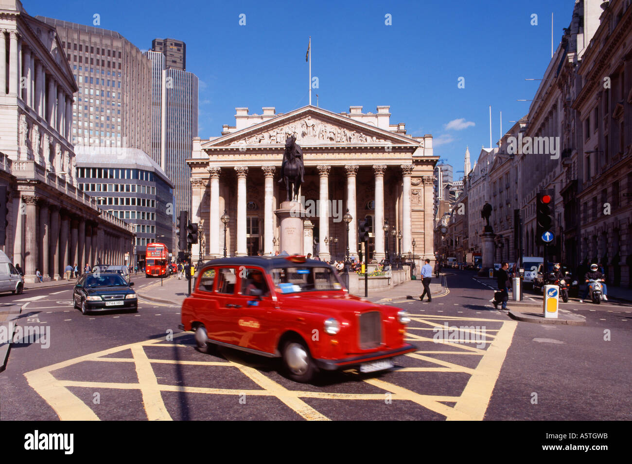 Royal Exchange mit roten Taxi auf gelben Kasten Junction, London Stockfoto