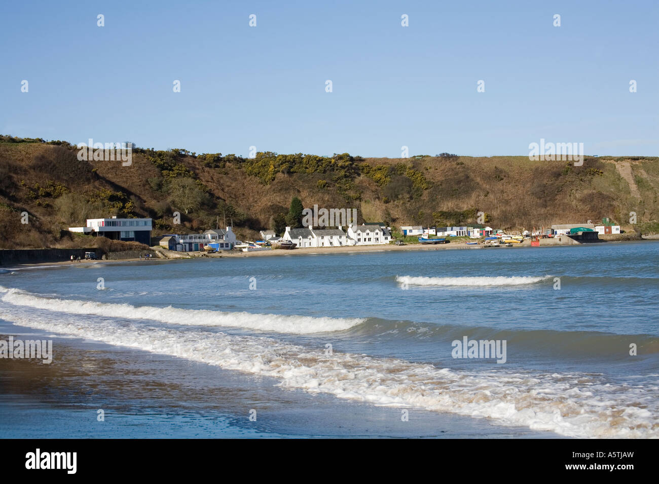 PENRHYN NEFYN GWYNEDD NORTH WALES UK März suchen über die langgezogenen geschützten Bucht Porth Nefyn Stockfoto