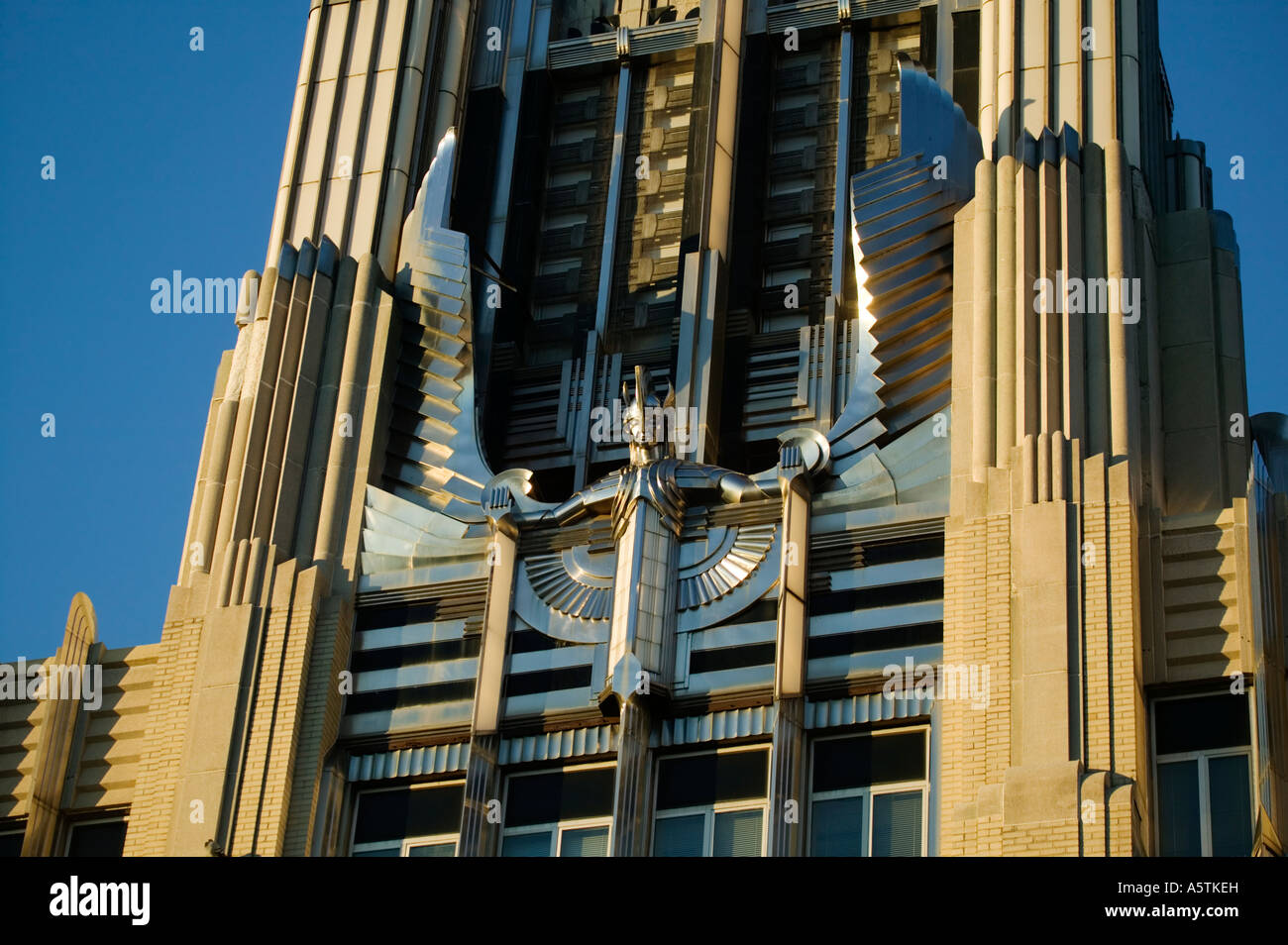 Art-Deco-Motiv aus Edelstahl auf Niagara Mohawk Building Syracuse New York Stockfoto