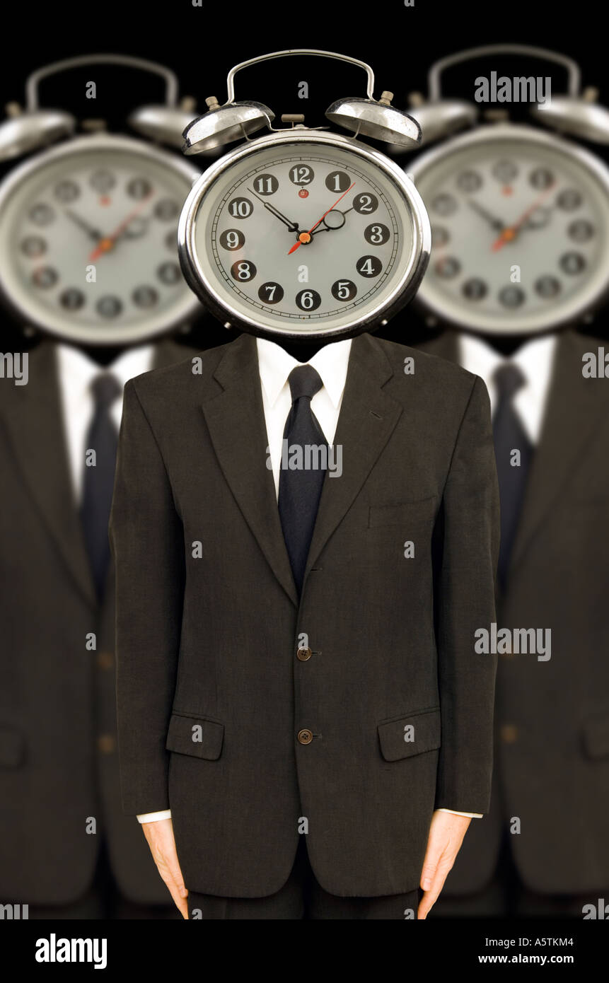 Geschäftsleute mit Alarm Clockson Uhr ihre Köpfe Wathing Fristen zu erfüllen Stockfoto