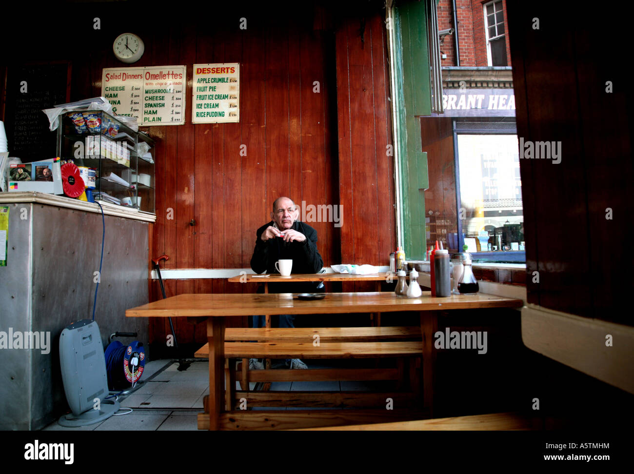 Mann allein im café Stockfoto