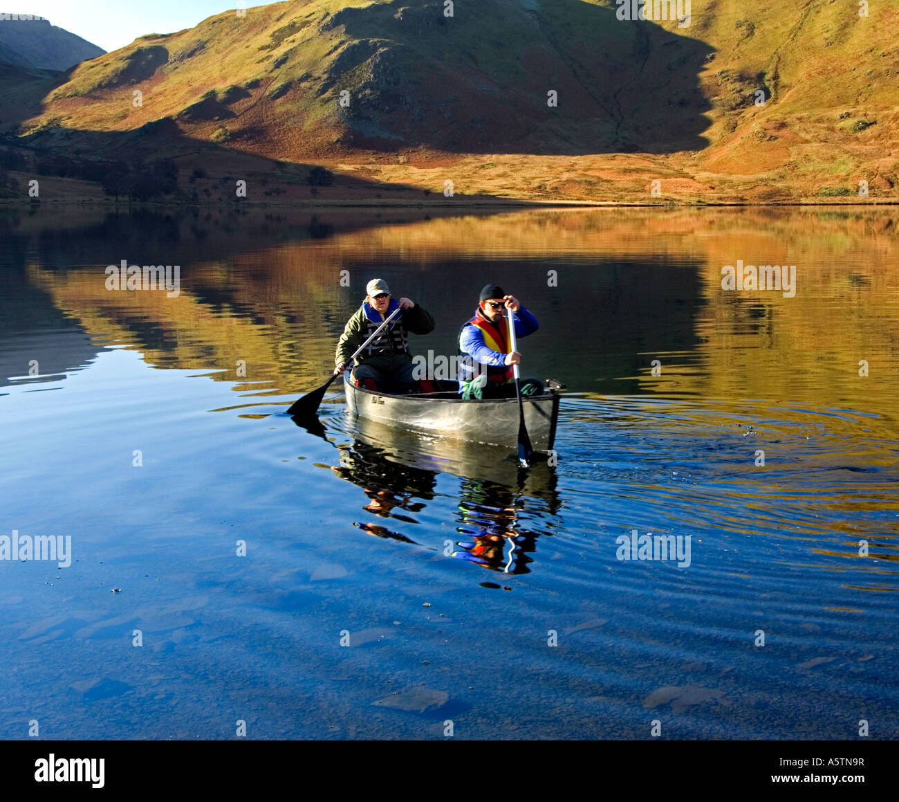 Zwei Personen Kanufahrer auf Crummock Water, Lake District National Park, Cumbria, England, Großbritannien Stockfoto