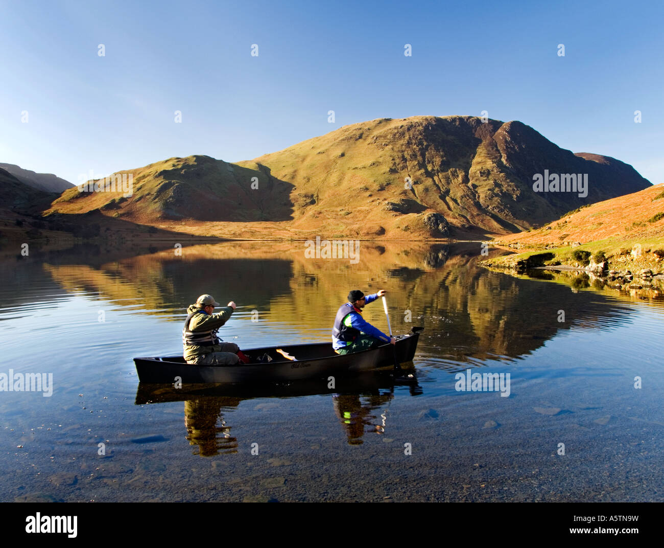 Zwei Personen Kanufahrer auf Crummock Water, Lake District National Park, Cumbria, England, Großbritannien Stockfoto