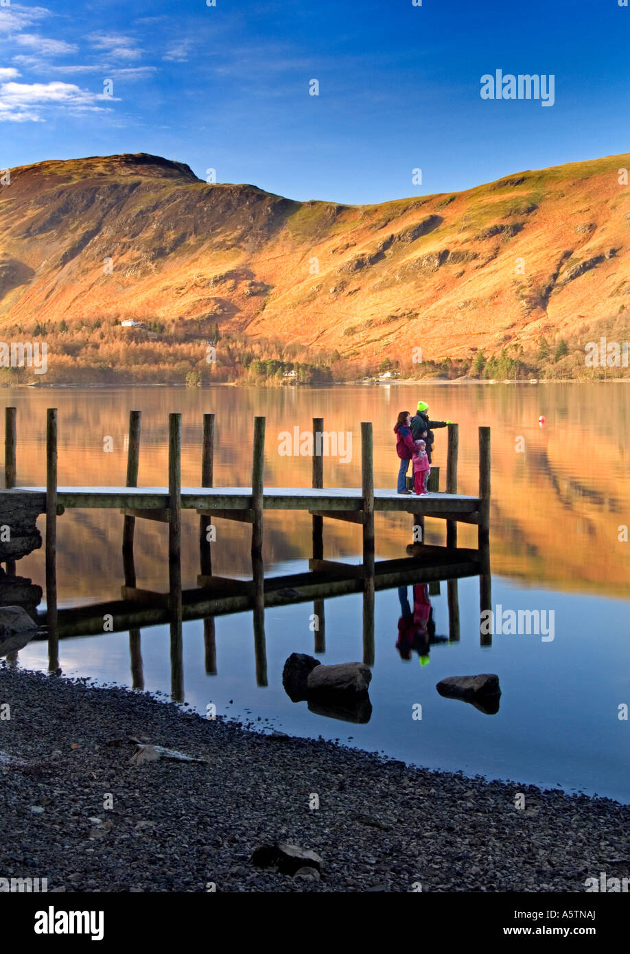 Familie, genießen Sie den Blick vom Ashness Pier, Derwent Water, Nationalpark Lake District, Cumbria, England, UK Stockfoto