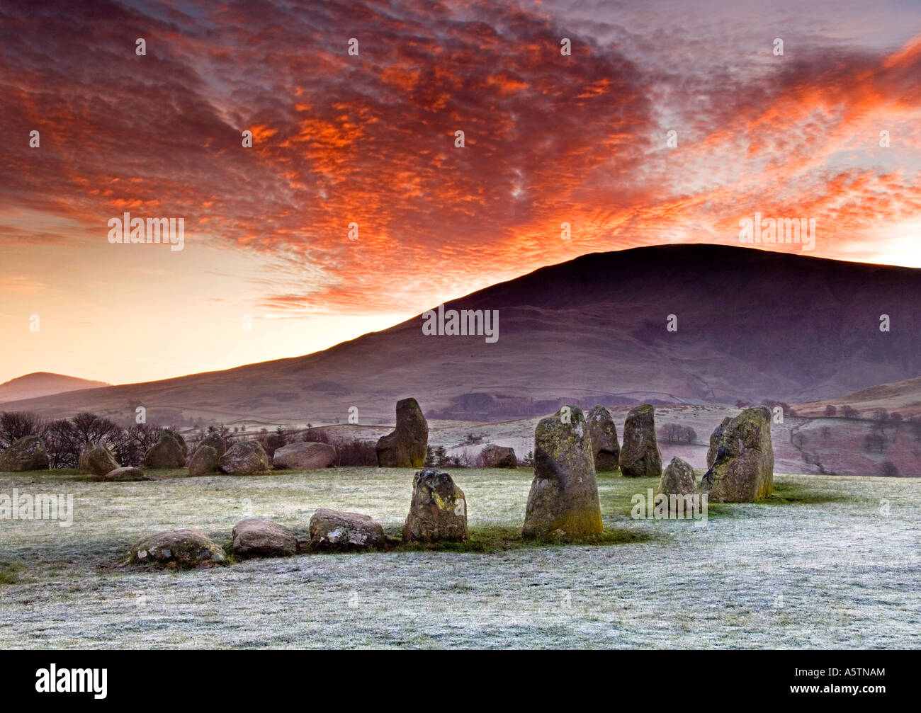 Tagesanbruch über Blencathra und einen frostigen Castlerigg Stone Circle, Lake District, Cumbria, England, UK Stockfoto
