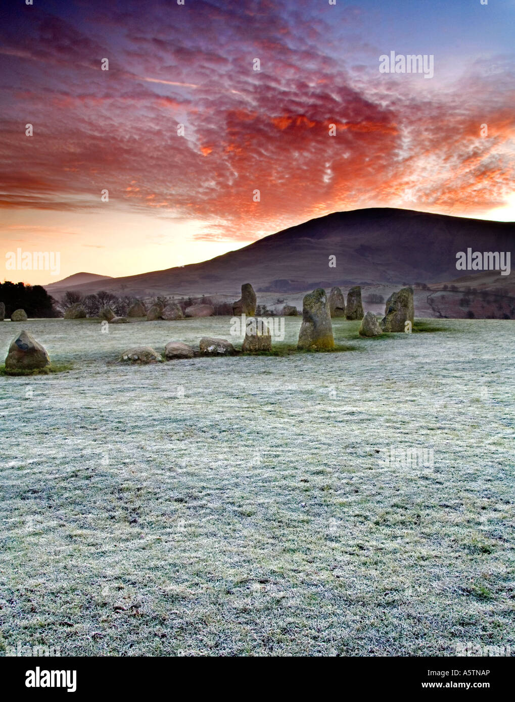 Tagesanbruch über Blencathra und einen frostigen Castlerigg Stone Circle, Lake District, Cumbria, England, UK Stockfoto