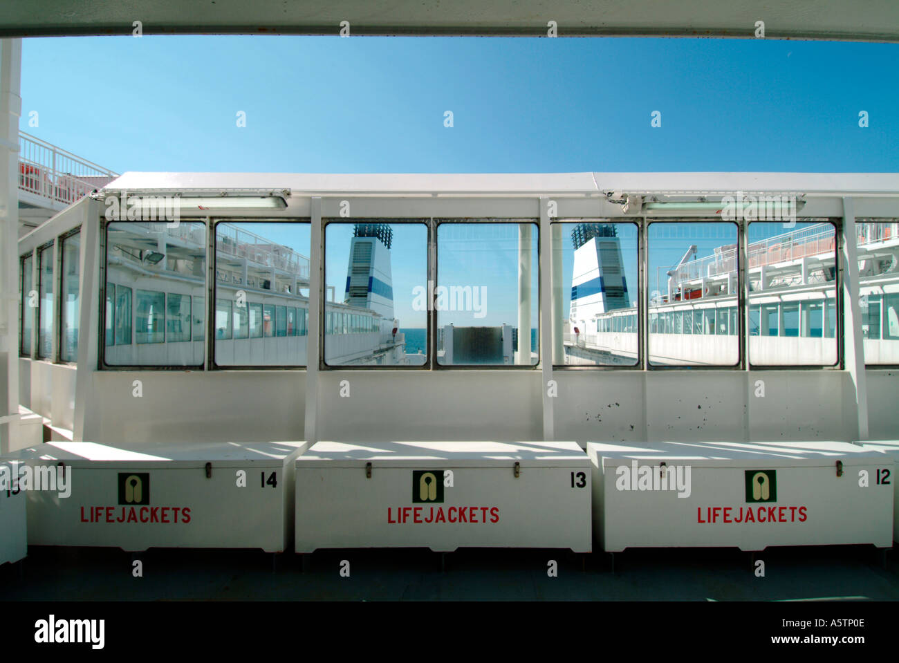 Depot für Rettungswesten auf einer Fähre auf der Ostsee Stockfoto