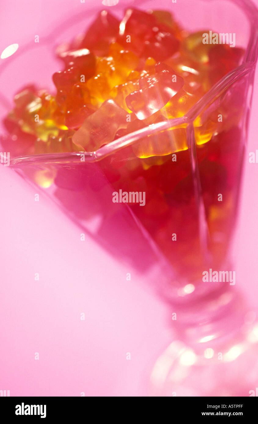 Glas gefüllt mit Gummibären Stockfoto