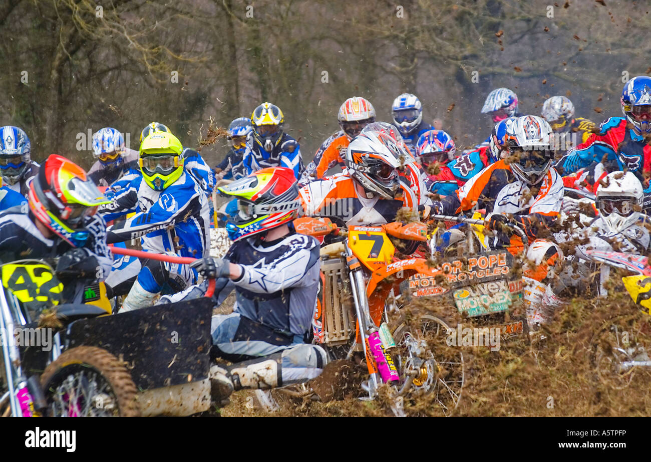 Motocross Seitenwagen Konkurrenten Rennen, um die erste Kurve zu Beginn des Rennens Stockfoto