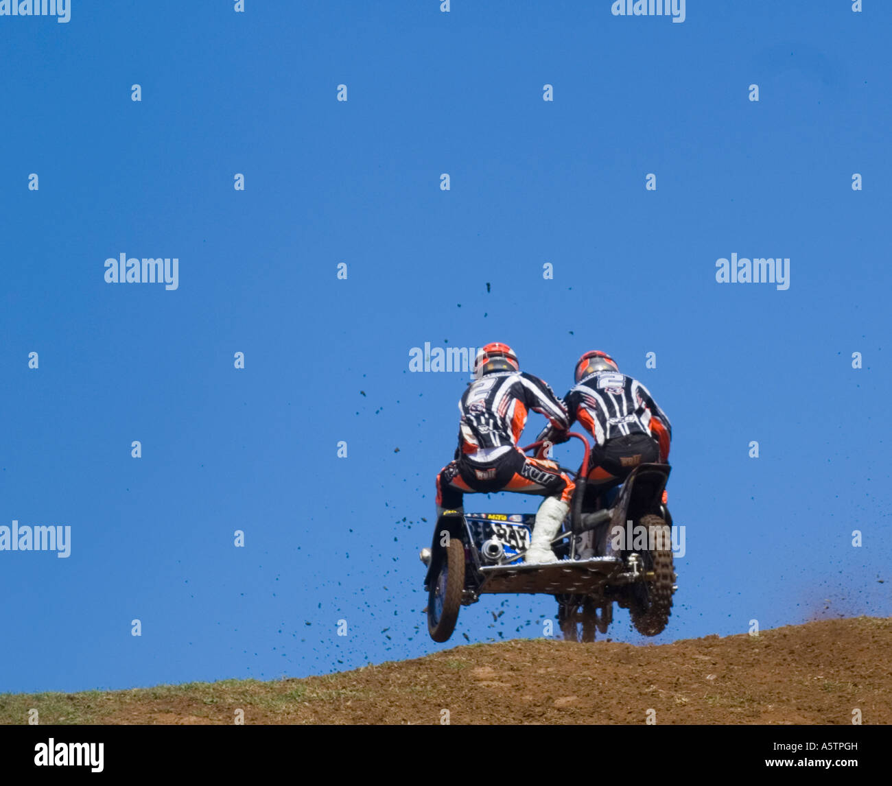 Motocross Seitenwagen Konkurrenten am Abhang des Hügels Stockfoto