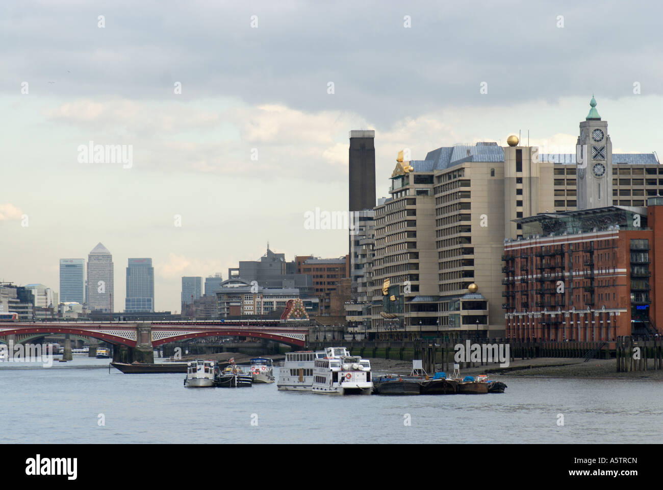 Blick über Blackfriars Bridge. OXO Tower im Vordergrund Canary Wharf Gebäude im Hintergrund Stockfoto