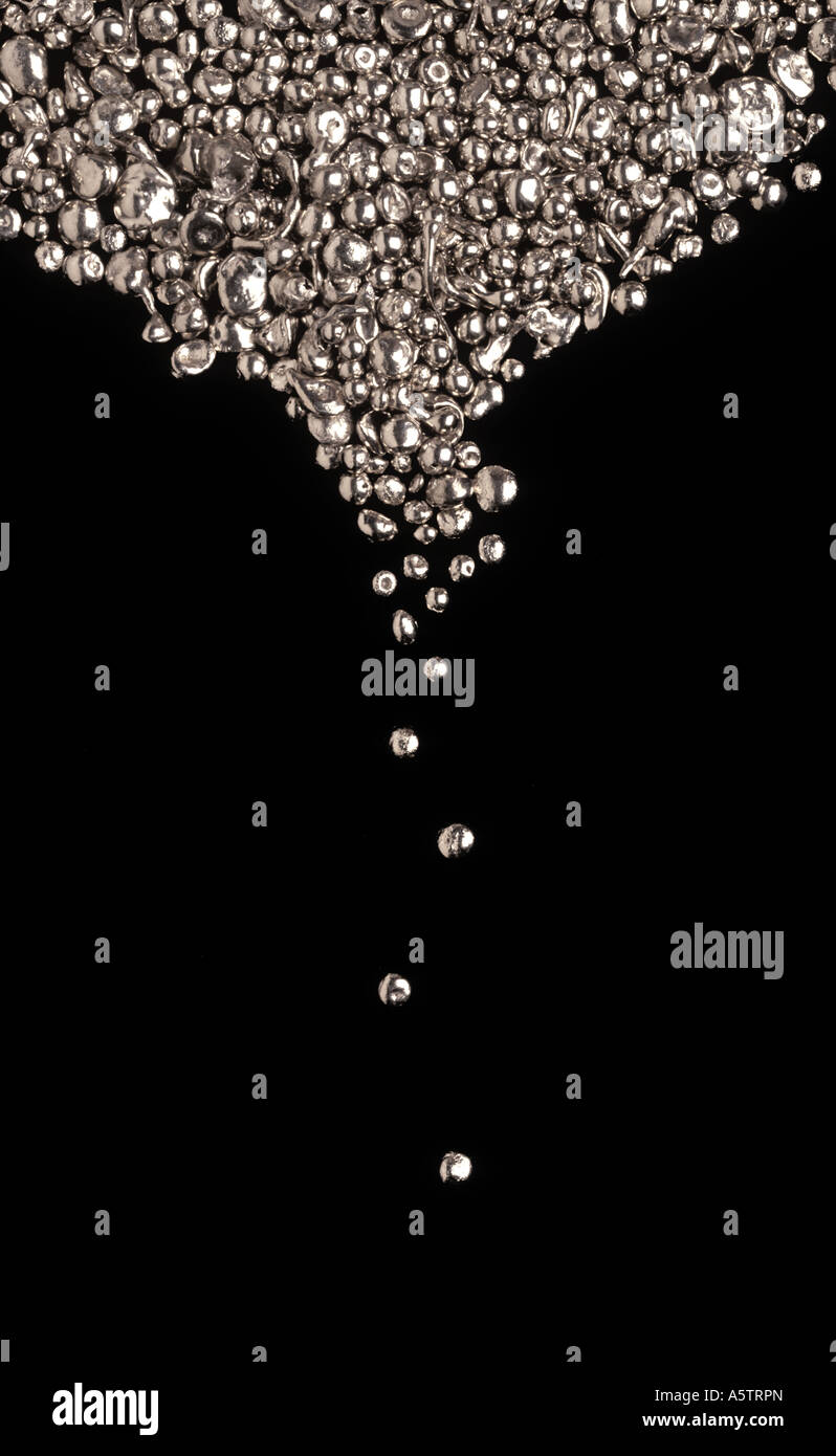 Edelmetall Platin-Nuggets Barren tropft fallende Muster Stockfoto