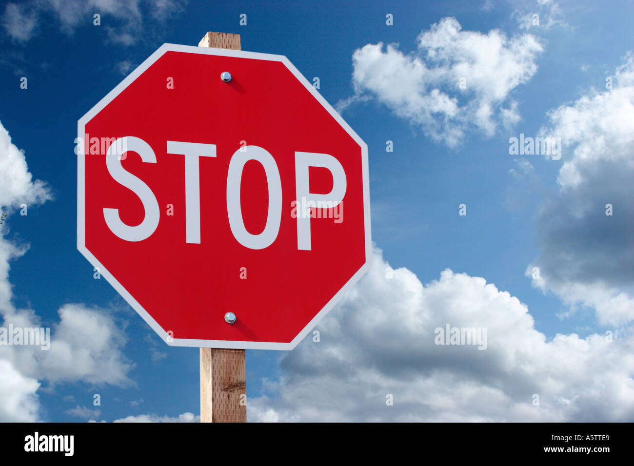 Stoppschild mit blauem Himmel und Wolken-Hintergrund Stockfoto