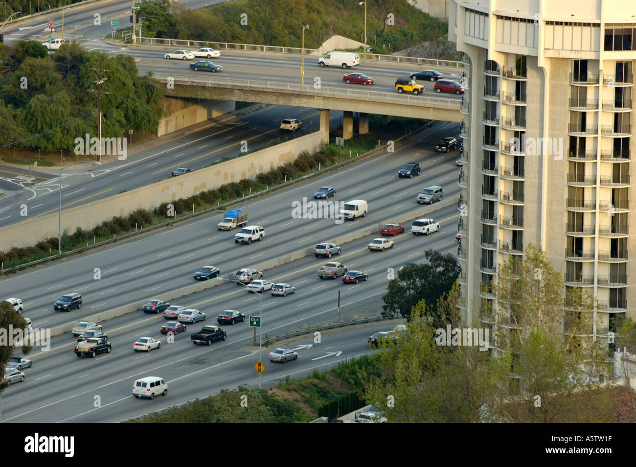 San Diego Freeway 405 Autobahnverkehr am Sunset Blvd Überführung vom Getty Center Stockfoto