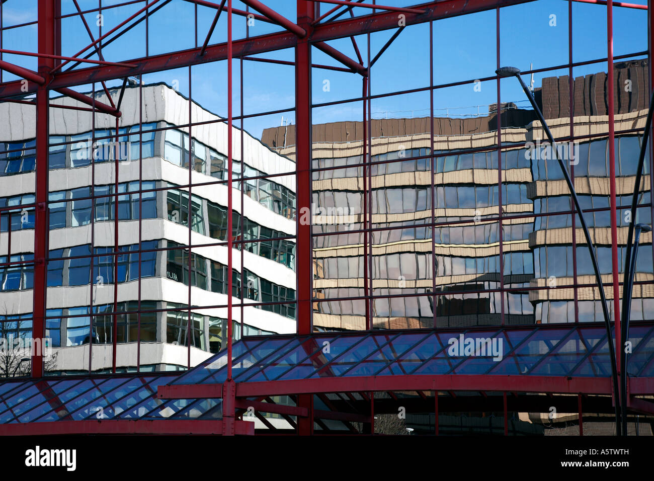 Reflexionen von Bürogebäuden, Sheffield, South Yorkshire, England, UK. Stockfoto