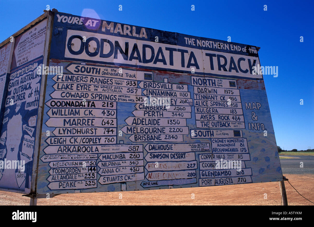 Der Wegweiser am nördlichen Ende des Odnadatta Track Northern Territories, Australien Stockfoto