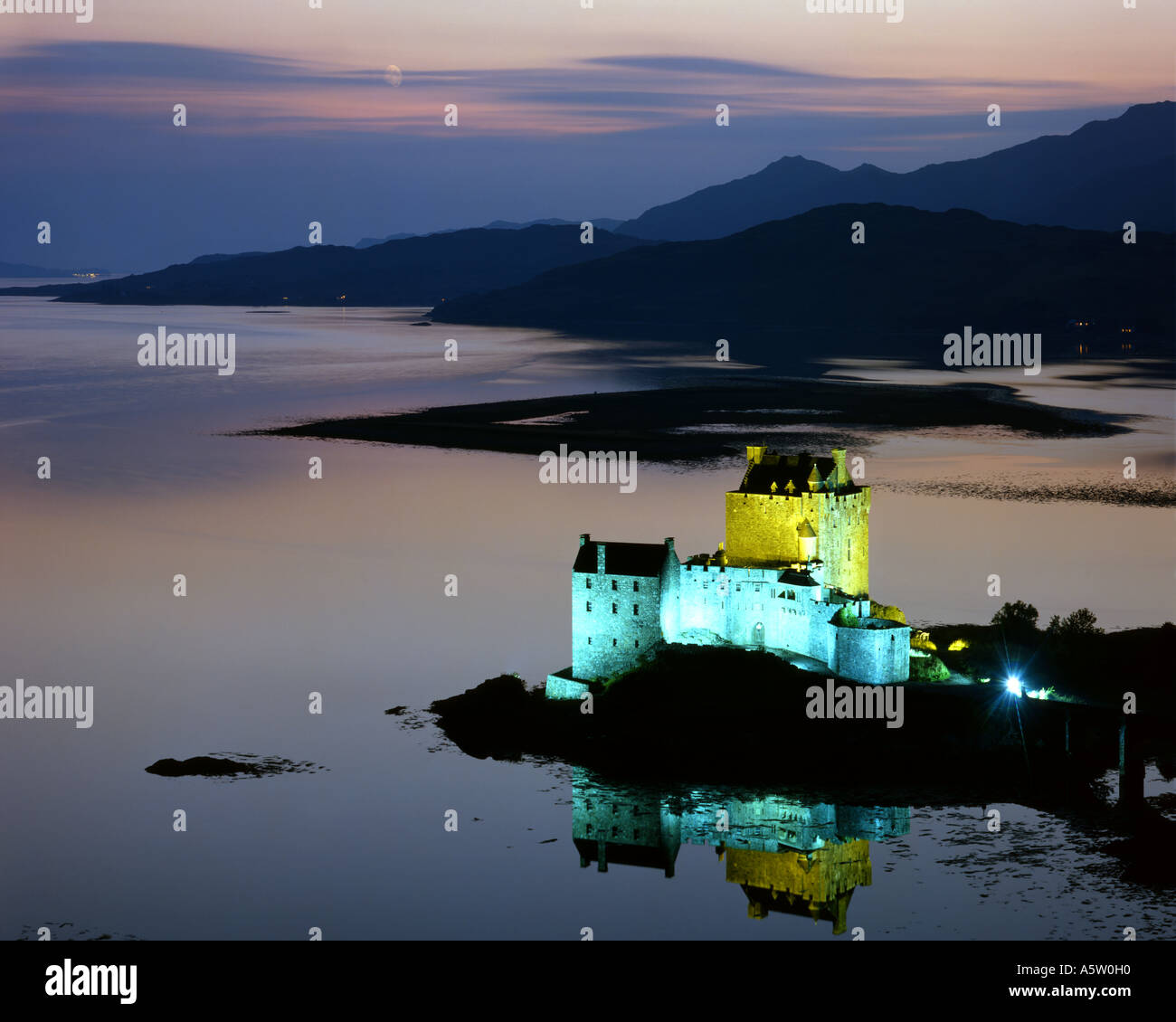 GB - SCHOTTLAND: Eilean Donan Castle in den Highlands Stockfoto