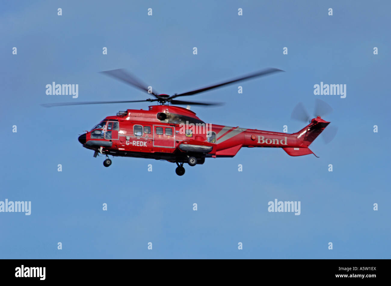 Ein Bond Eurocopter Super Puma 332L-2 Rückkehr von Ölplattformen mit einer Verschiebung der Arbeitnehmer nach Aberdeen.   XAV 4952-463 Stockfoto