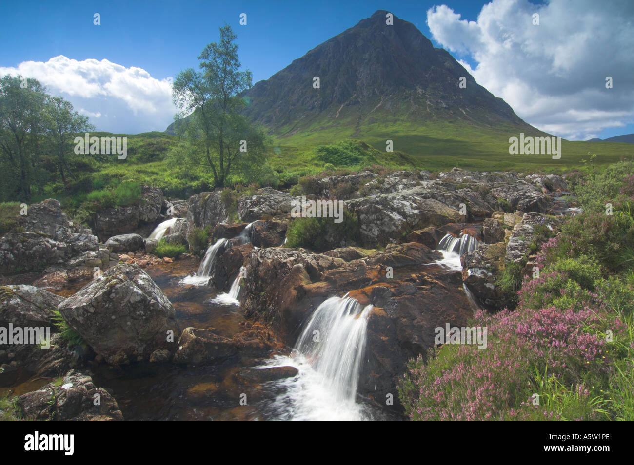 GB Schottland fällt der Fluß Etive und Buchaille Etive Mor in Glen Coe Stockfoto