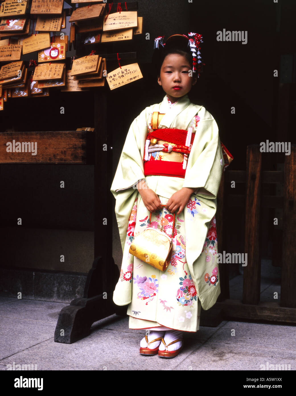 junge Mädchen makellos gekleidet in traditionellen Geisha Kleidung Tokio japan Stockfoto