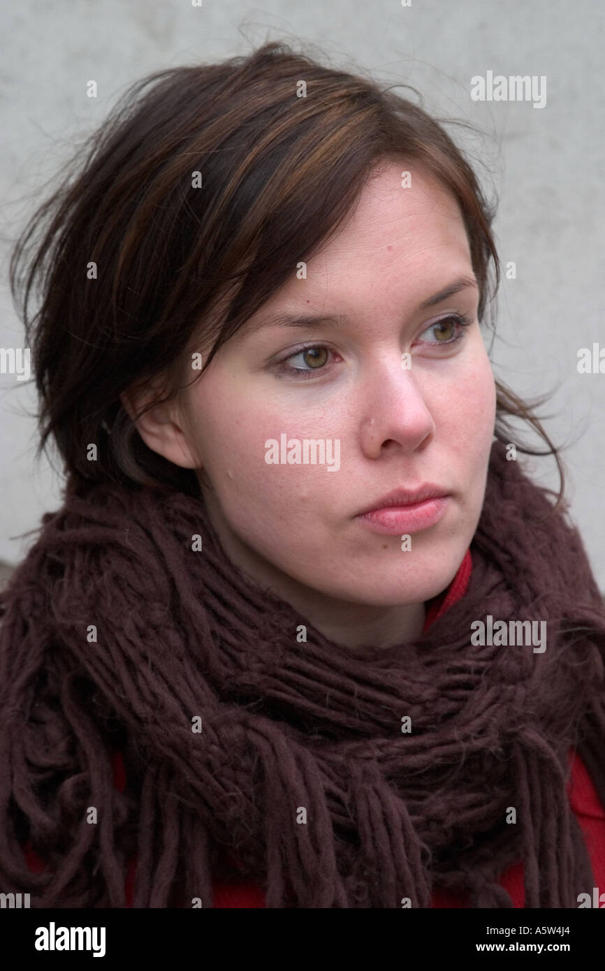 Junge finnische Frau mit kurzen Haaren und Schal. Stockfoto