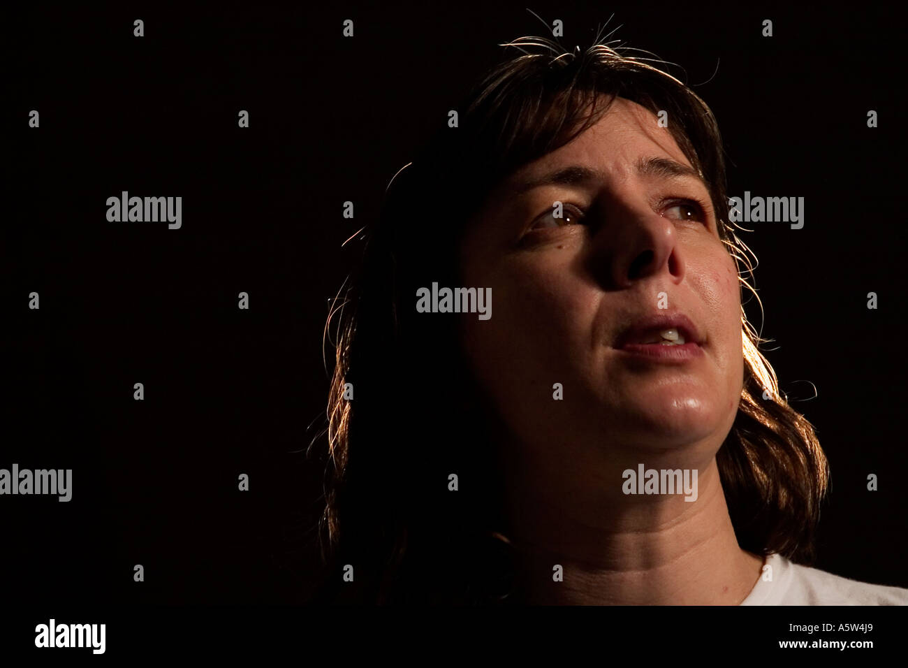 Porträt der Frau vor schwarzem Hintergrund Stockfoto