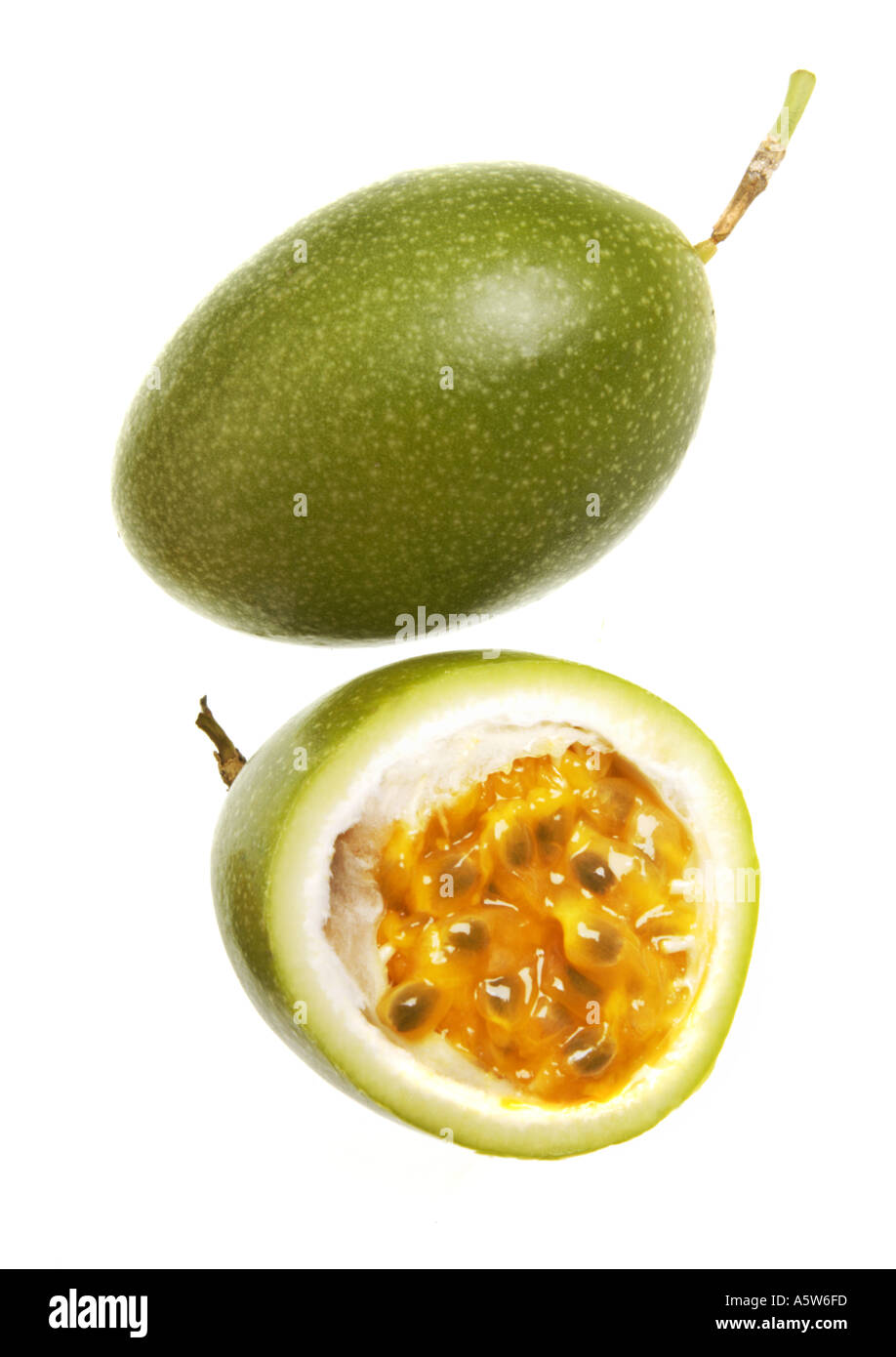 die Maracuja Frucht Leidenschaften Frucht geschnitten Pice Slice auf weißen Ausschnitt Hintergrund Stockfoto