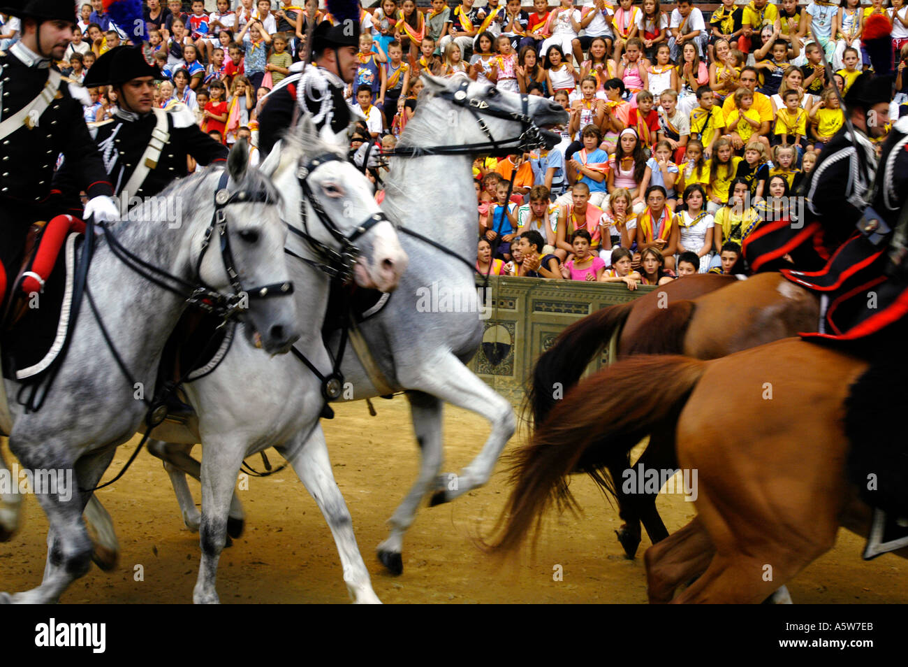 Carabinieri parade während der Palio von Siena, wie Kinder jede Contrada Toskana Italien ansehen Stockfoto