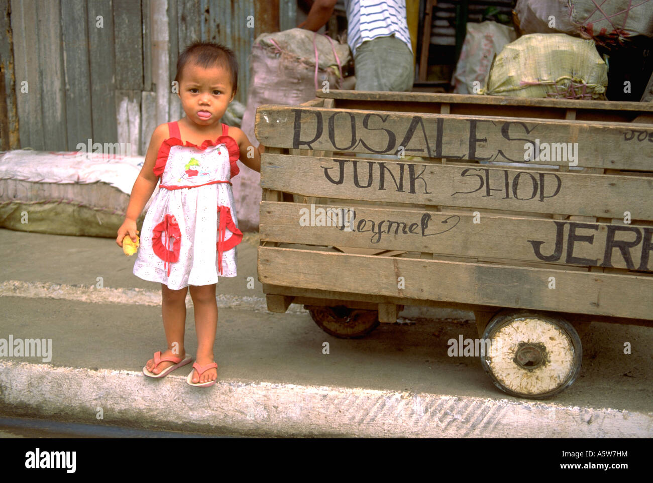 Painet hl0417 Babymädchen steht nächsten Junk-e-Cart Blick Blick Kind Kind armer starren Philippinen Marinduque Porträt ambrosischen Stockfoto