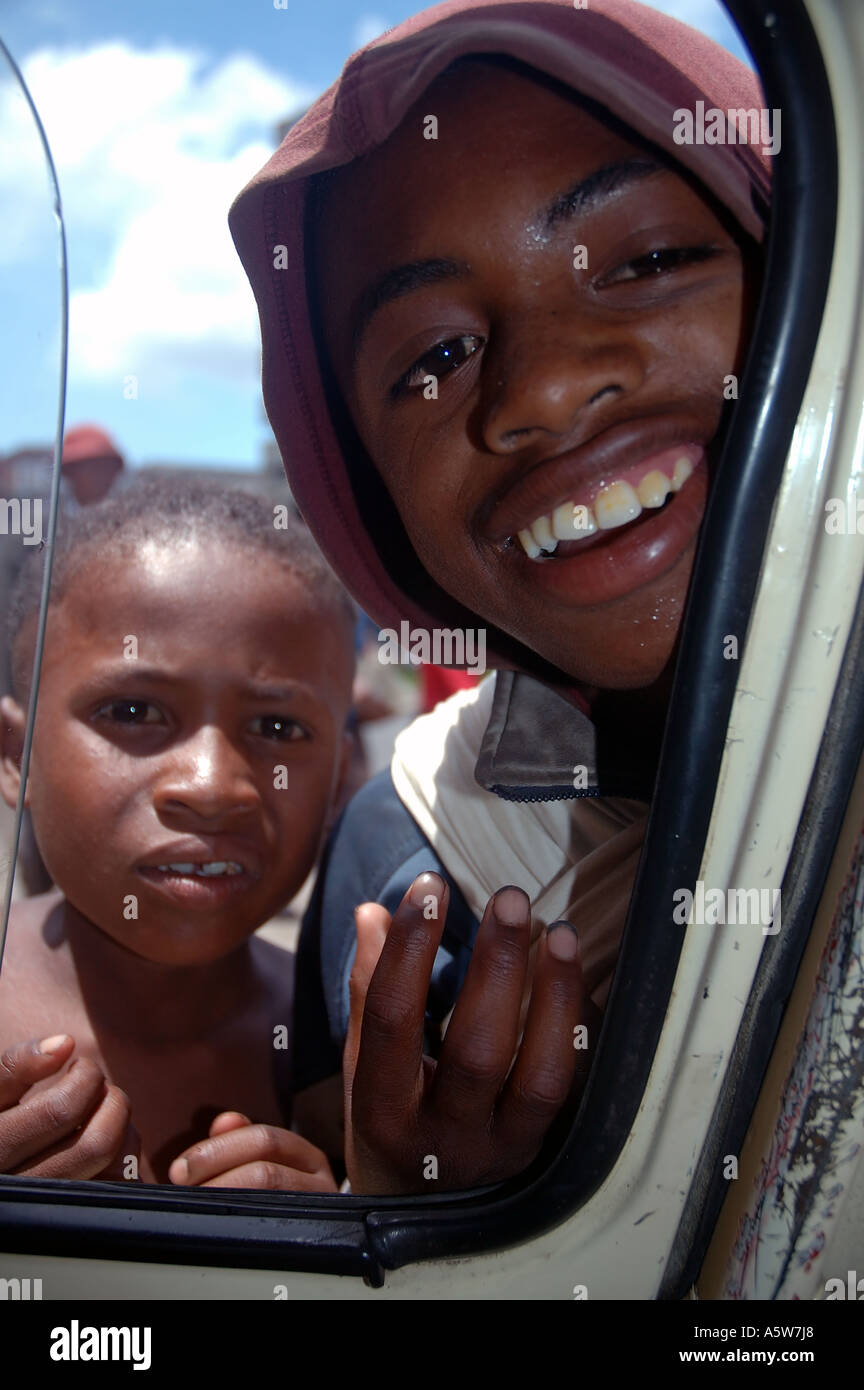 Straßenkinder, die betteln durch Taxi Fenster in Tana Antananarivo Madagaskar Stockfoto