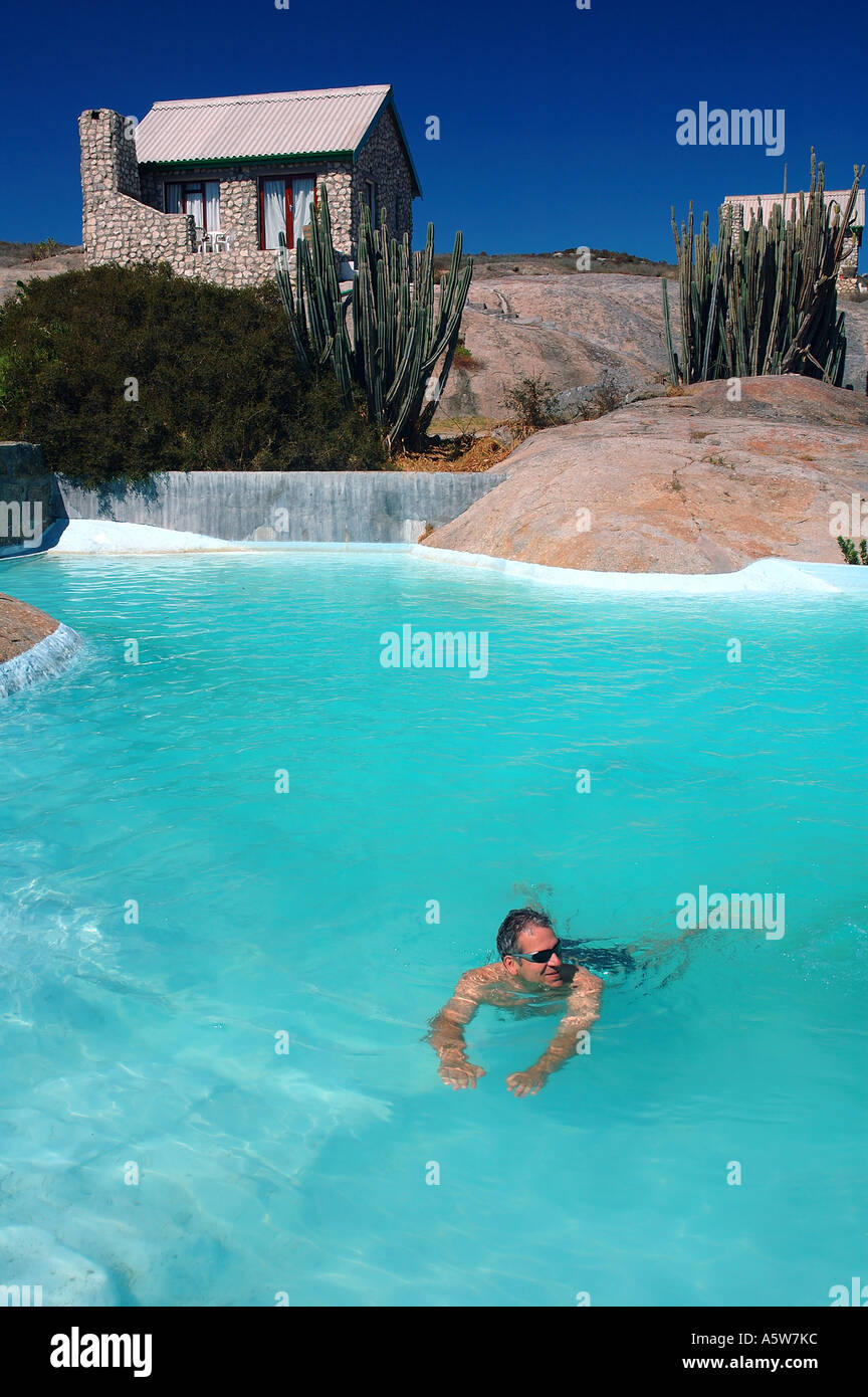 Tourist im Resort Pool in heißen trockenen Umgebung Herr Stockfoto