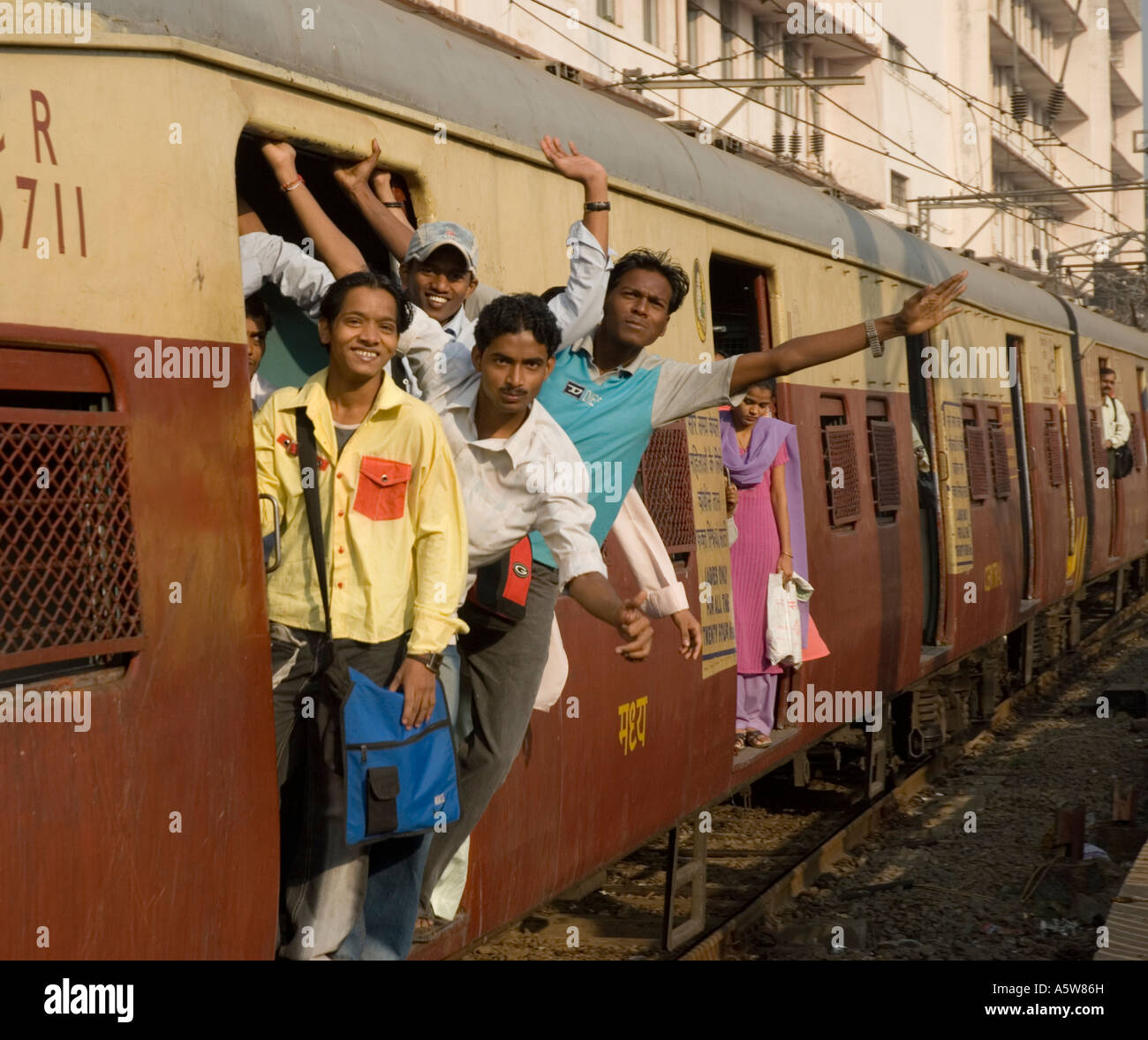 Menschen, die Ankunft am Chhatrapati Shivaji Terminus Bahnhof vorher genannt Victoria Terminus in Mumbai Indien Stockfoto