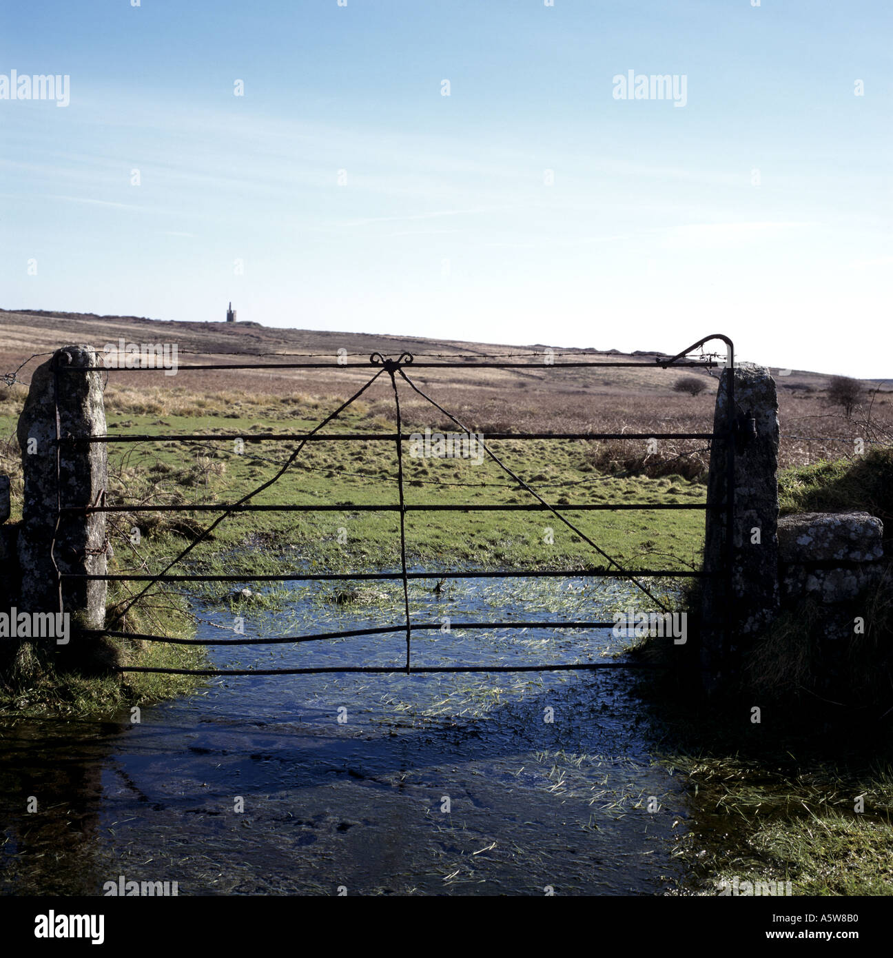 Tor auf Moorland mit Blick auf Ding Dong Mine auf Moorland in der Penwith von Cornwall, UK Stockfoto