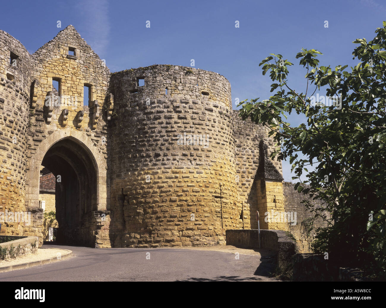 Mittelalterliche Stadtmauer und Tor rund um die Stadt Domme in der Dordogne in Frankreich Stockfoto